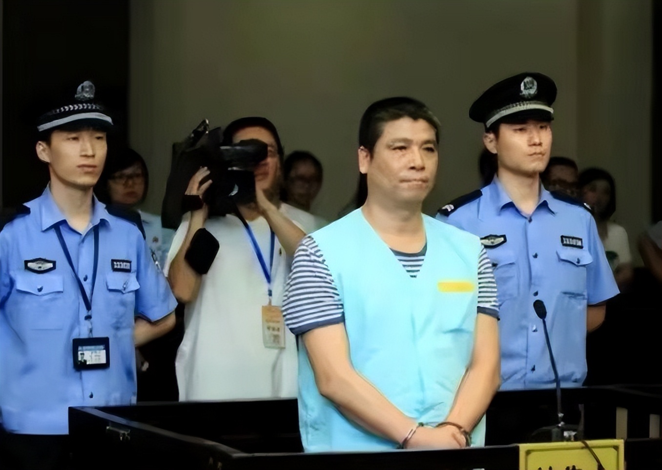 巨贪前夫前脚入狱，转身嫁给周立波的女富豪胡洁，如今怎么样？