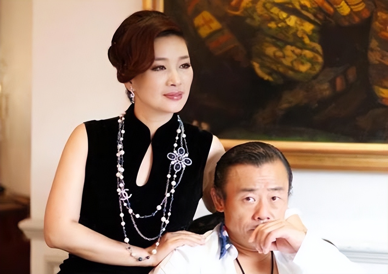 巨贪前夫前脚入狱，转身嫁给周立波的女富豪胡洁，如今怎么样？