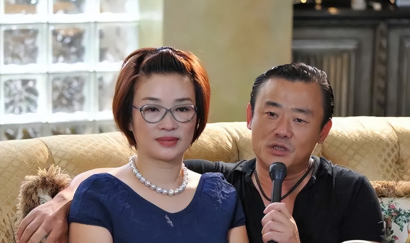 巨贪前夫前脚入狱，转身嫁给周立波的女富豪胡洁，如今怎么样？
