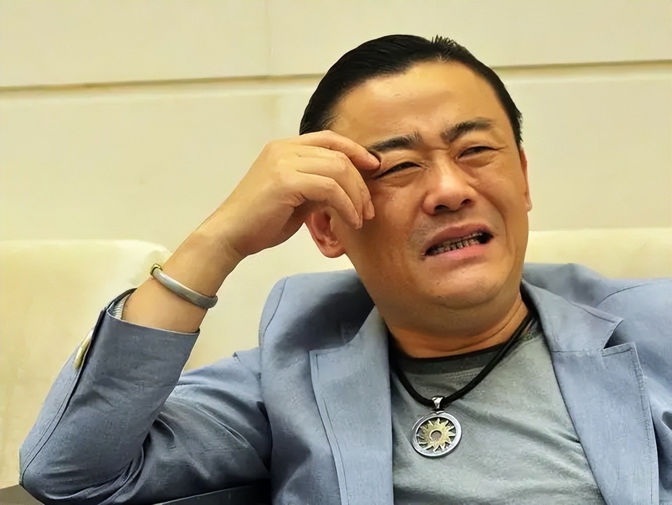 巨贪前夫前脚入狱，转身嫁给周立波的女富豪胡洁，如今怎么样？