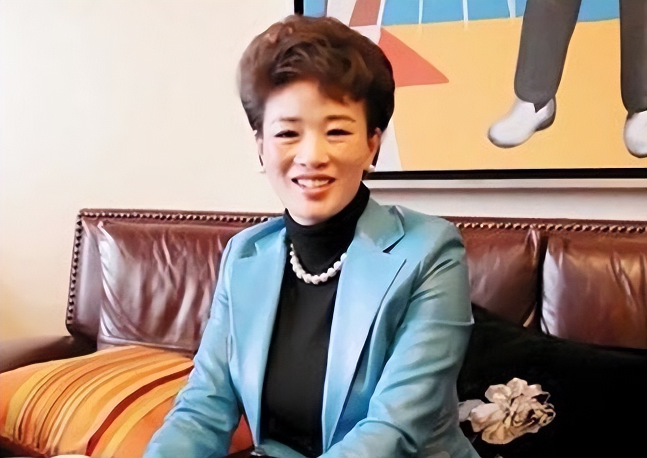 巨贪前夫前脚入狱，转身嫁给周立波的女富豪胡洁，如今怎么样？