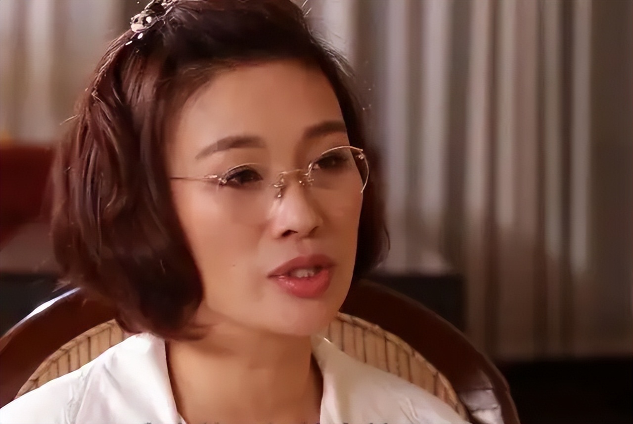 巨贪前夫前脚入狱，转身嫁给周立波的女富豪胡洁，如今怎么样？