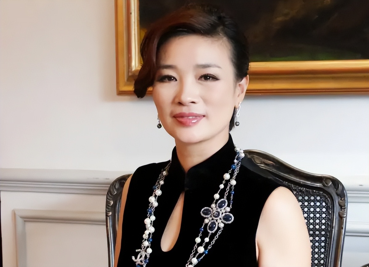 巨贪前夫前脚入狱，转身嫁给周立波的女富豪胡洁，如今怎么样？