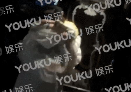 胡先煦被曝新恋情？看动图，女生到底是新女友，还是单纯喝醉了？