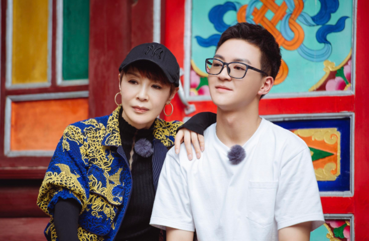 演员吴刚个人简介 ：娶初恋岳秀清，结婚32年生一子，明星儿子成夫妻骄傲