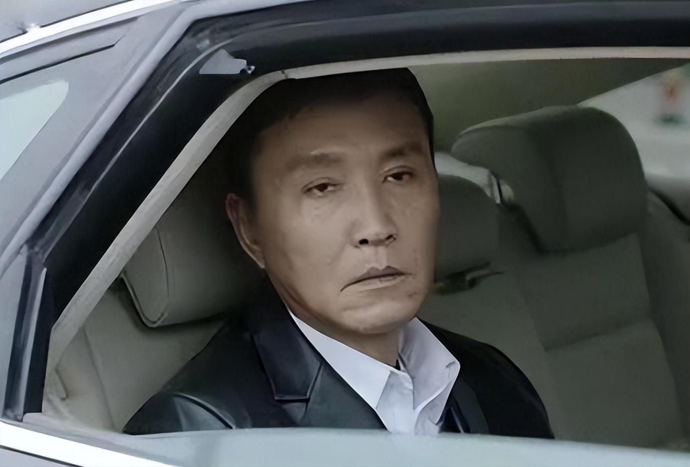 演员吴刚个人简介 ：娶初恋岳秀清，结婚32年生一子，明星儿子成夫妻骄傲