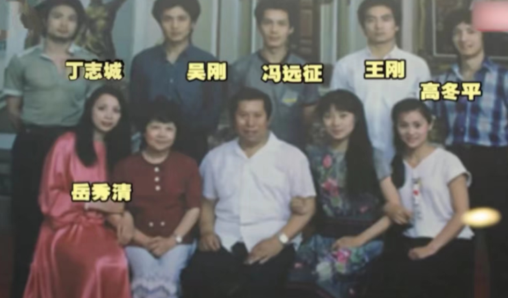 演员吴刚个人简介 ：娶初恋岳秀清，结婚32年生一子，明星儿子成夫妻骄傲