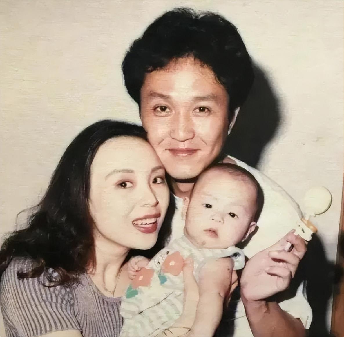 演员吴刚个人简介 ：娶初恋岳秀清，结婚32年生一子，明星儿子成夫妻骄傲