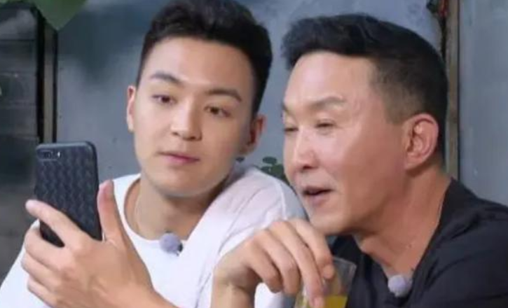 演员吴刚个人简介 ：娶初恋岳秀清，结婚32年生一子，明星儿子成夫妻骄傲