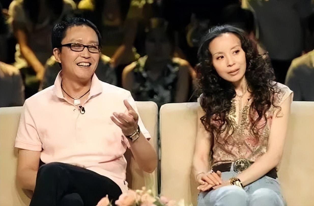 演员吴刚个人简介 ：娶初恋岳秀清，结婚32年生一子，明星儿子成夫妻骄傲