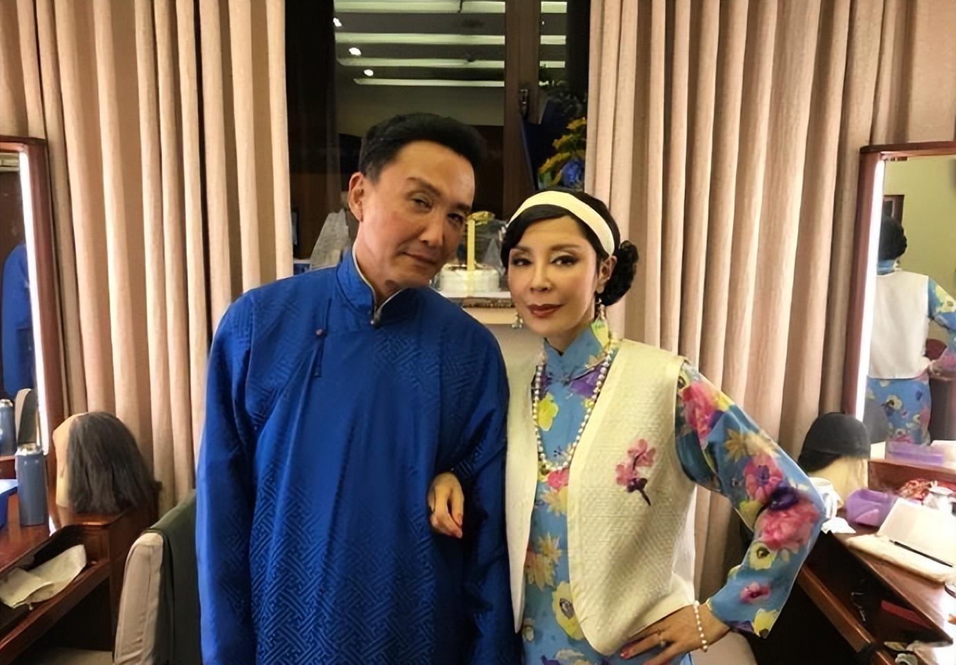 演员吴刚个人简介 ：娶初恋岳秀清，结婚32年生一子，明星儿子成夫妻骄傲