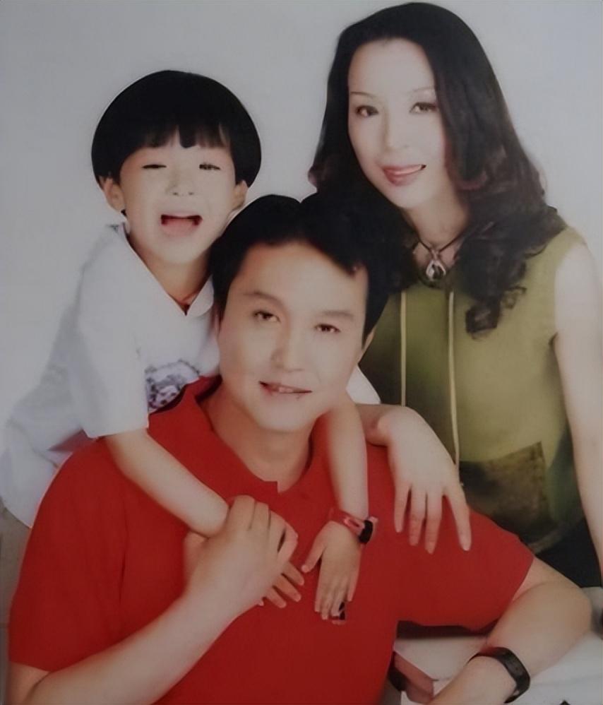 演员吴刚个人简介 ：娶初恋岳秀清，结婚32年生一子，明星儿子成夫妻骄傲