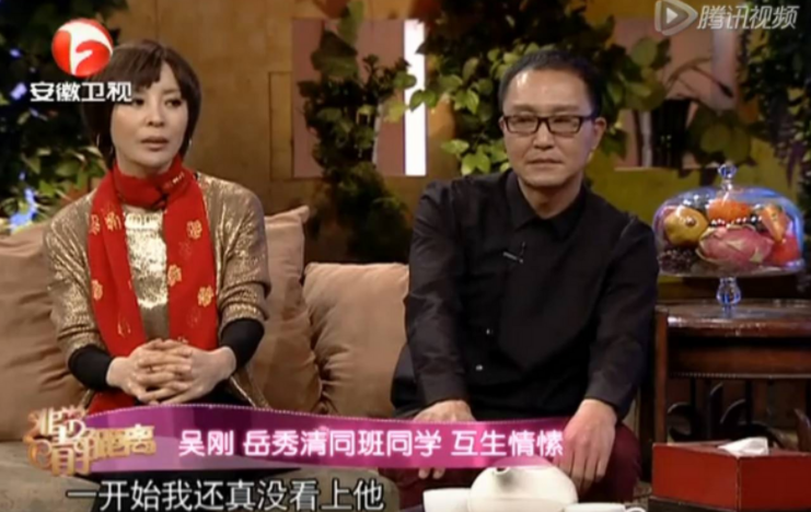 演员吴刚个人简介 ：娶初恋岳秀清，结婚32年生一子，明星儿子成夫妻骄傲