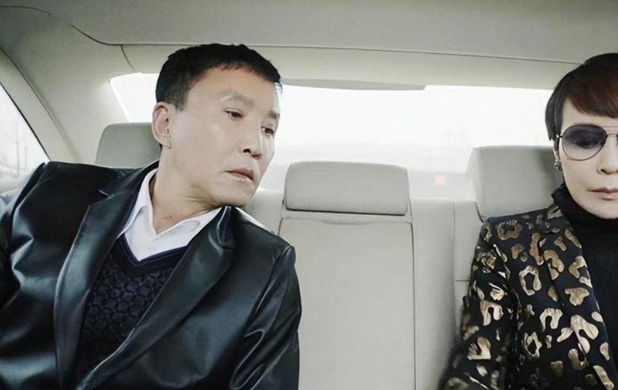 演员吴刚个人简介 ：娶初恋岳秀清，结婚32年生一子，明星儿子成夫妻骄傲