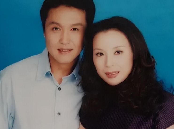 演员吴刚个人简介 ：娶初恋岳秀清，结婚32年生一子，明星儿子成夫妻骄傲