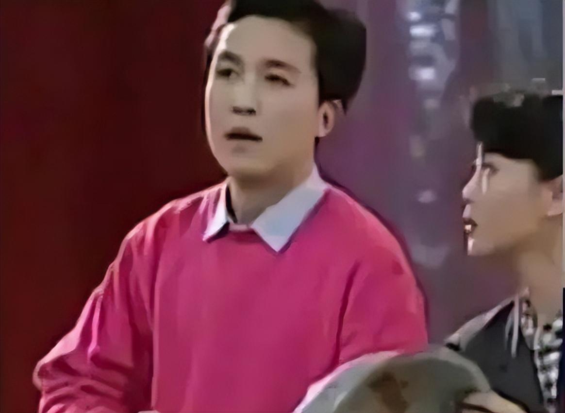 演员吴刚个人简介 ：娶初恋岳秀清，结婚32年生一子，明星儿子成夫妻骄傲
