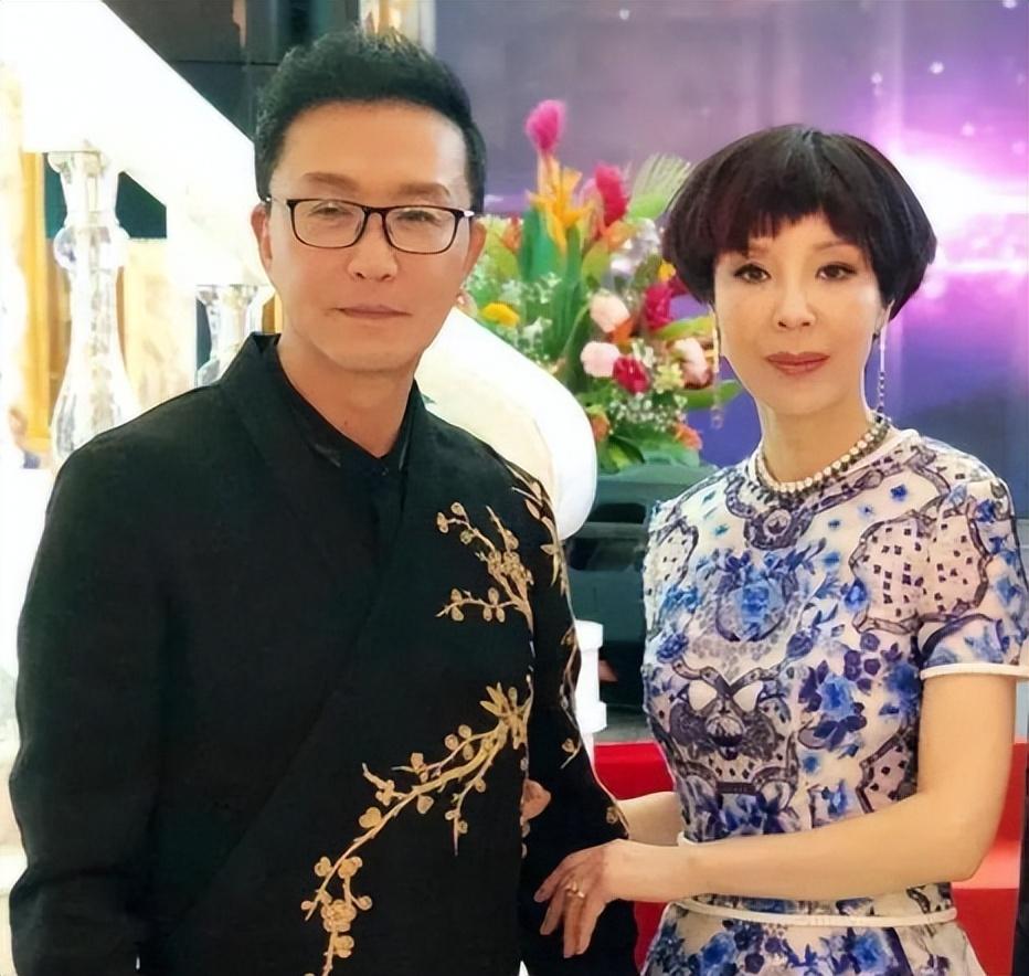 演员吴刚个人简介 ：娶初恋岳秀清，结婚32年生一子，明星儿子成夫妻骄傲