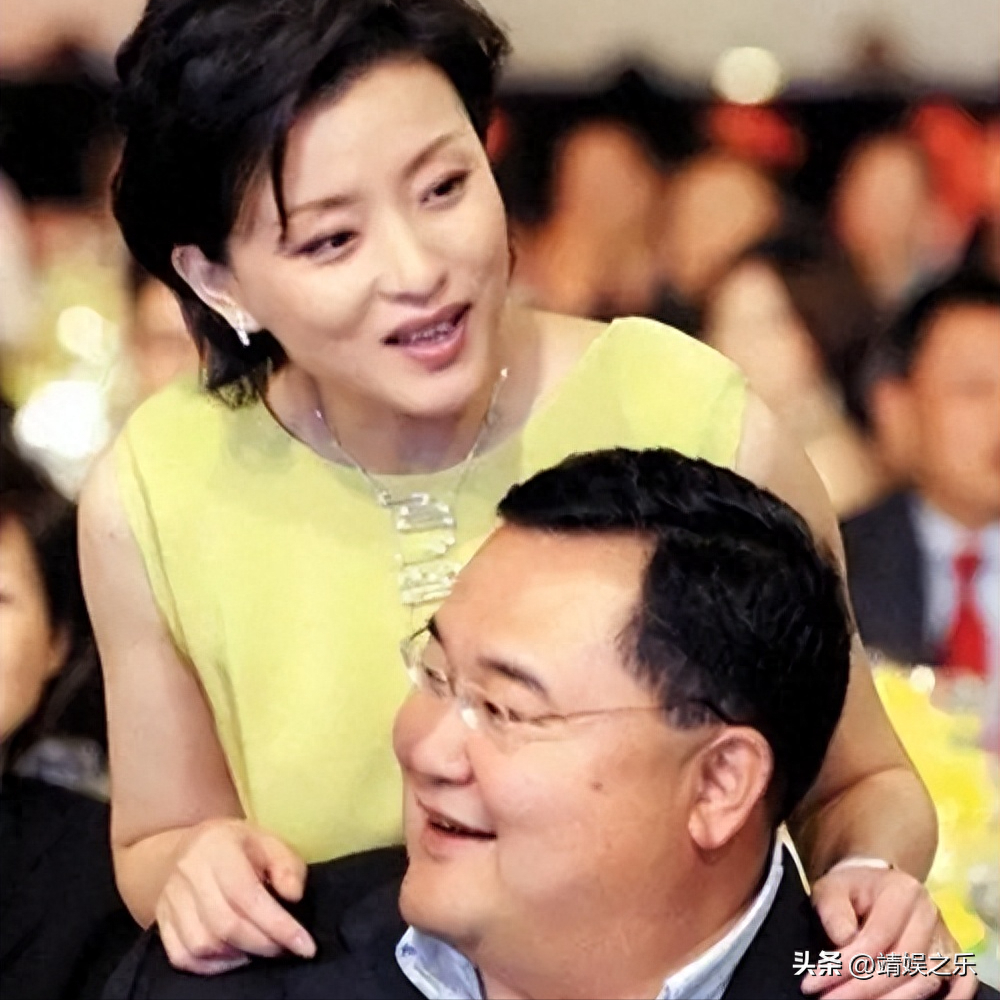 杨澜简介：一婚太年轻，不懂什么是爱情，现在情定吴征，夫复何求？
