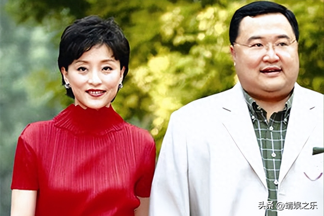 杨澜简介：一婚太年轻，不懂什么是爱情，现在情定吴征，夫复何求？