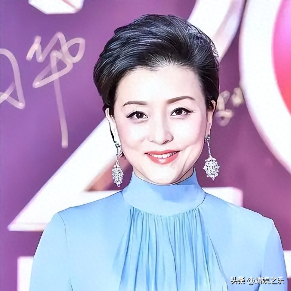 杨澜简介：一婚太年轻，不懂什么是爱情，现在情定吴征，夫复何求？