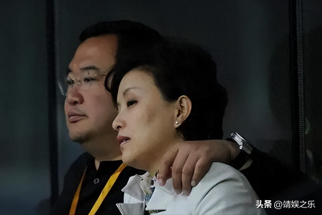 杨澜简介：一婚太年轻，不懂什么是爱情，现在情定吴征，夫复何求？