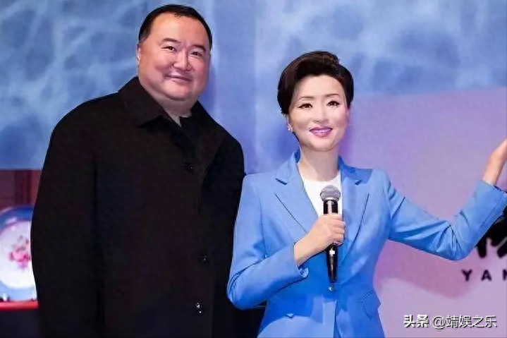 杨澜简介：一婚太年轻，不懂什么是爱情，现在情定吴征，夫复何求？