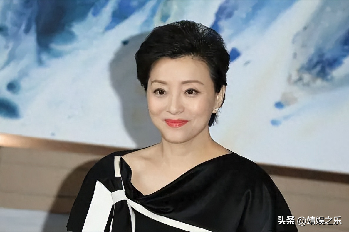 杨澜简介：一婚太年轻，不懂什么是爱情，现在情定吴征，夫复何求？