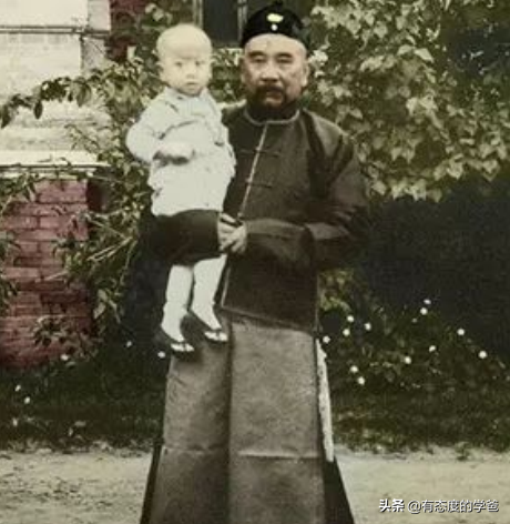 张勋睡觉有一个怪癖，妻妾们苦不堪言，三姨太装疯被休后说出缘由