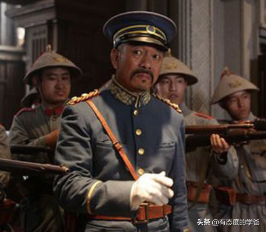 张勋睡觉有一个怪癖，妻妾们苦不堪言，三姨太装疯被休后说出缘由