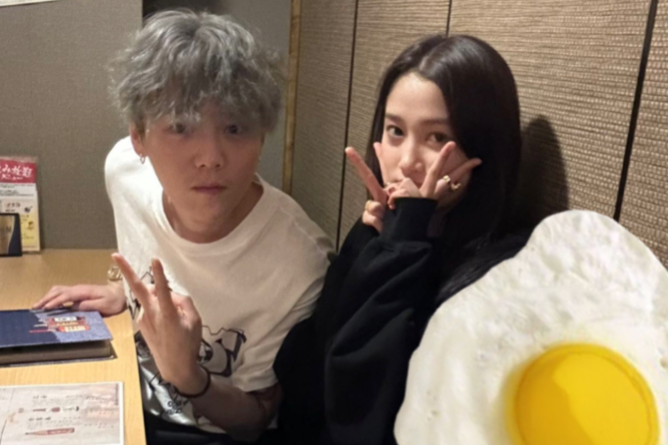 鹿晗结婚风波后录《五哈》，颜值回春笑容满面，与陈赫同框像父子