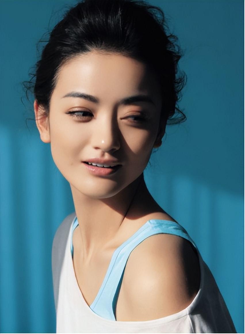 全素颜出镜皮肤好，37岁演员朱杰现身医院，网传嫁入豪门生活低调