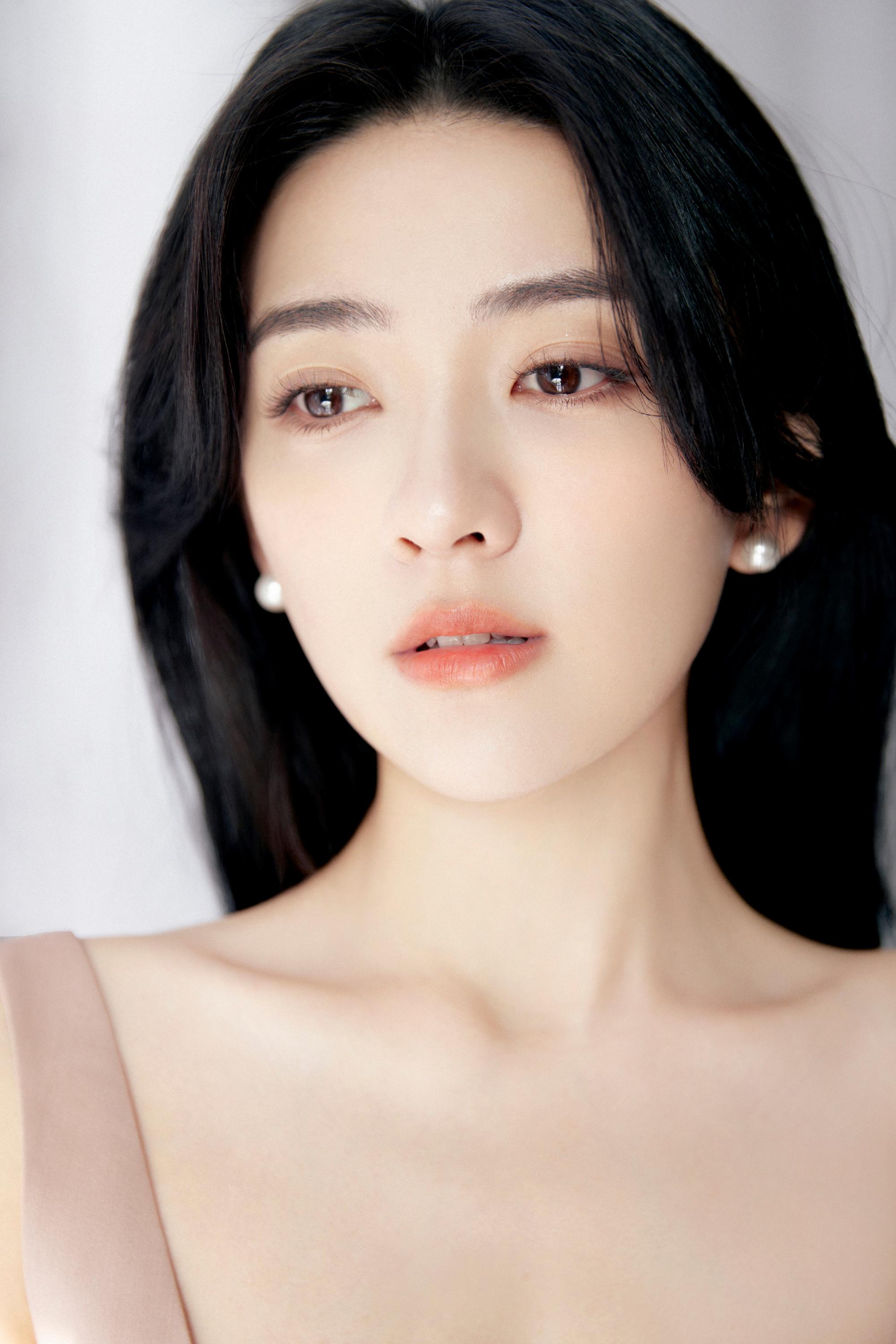 演员梁洁的午后春光随拍，身穿粉色吊带裙，在光影交织间翩翩起舞