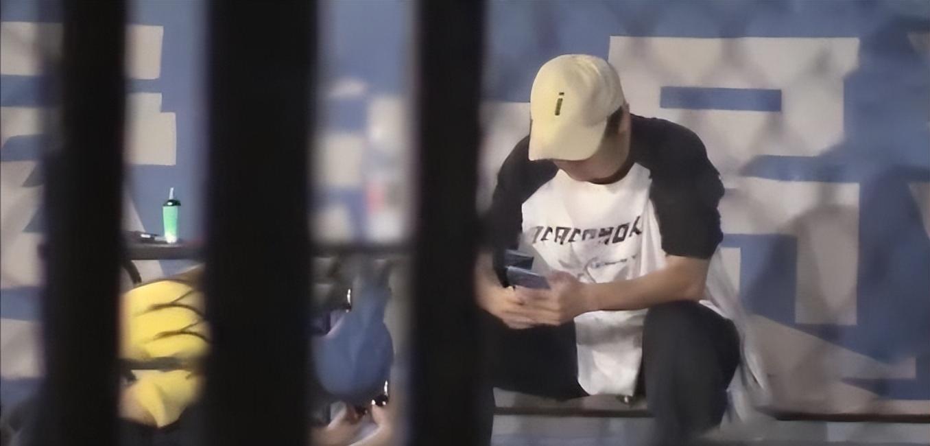 8岁彭昱畅恋情曝光！彭昱畅全程高冷，女友被指太卑微"