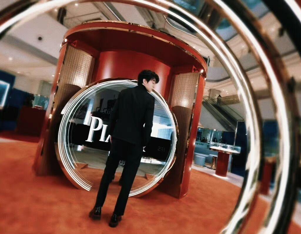 王俊凯被私生扒车，还上演机场追车