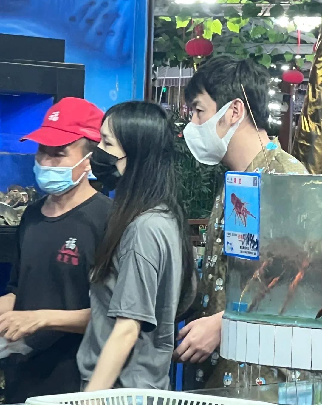 雷佳音携全家游三亚，穿花裤衩坐路边玩手机，妻子长相惊艳赛女星