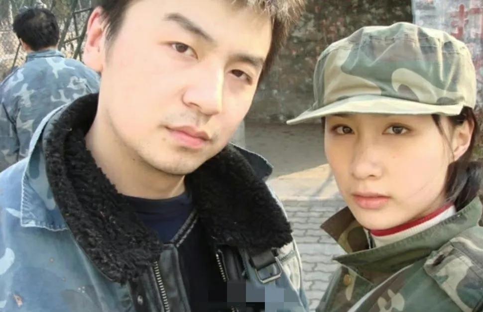 雷佳音携全家游三亚，穿花裤衩坐路边玩手机，妻子长相惊艳赛女星