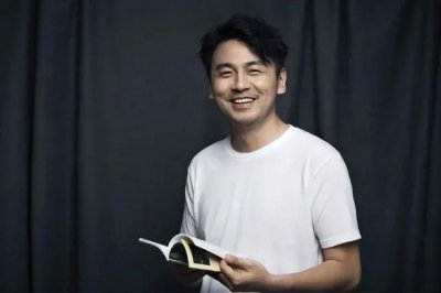 ​雷佳音携全家游三亚，穿花裤衩坐路边玩手机，妻子长相惊艳赛女星