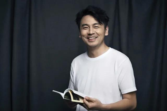 雷佳音携全家游三亚，穿花裤衩坐路边玩手机，妻子长相惊艳赛女星