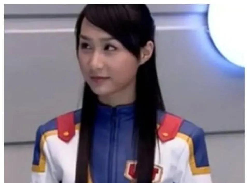 雷佳音携全家游三亚，穿花裤衩坐路边玩手机，妻子长相惊艳赛女星