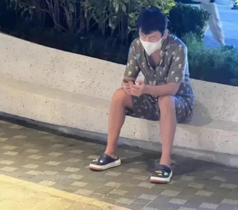 雷佳音携全家游三亚，穿花裤衩坐路边玩手机，妻子长相惊艳赛女星