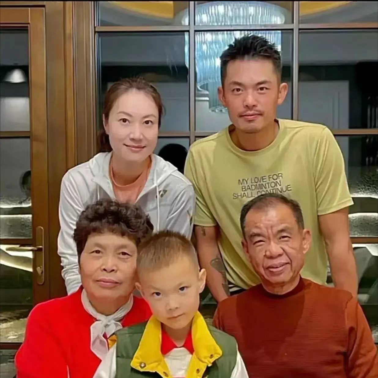林丹与谢杏芳庆祝39岁生日，一家温馨合影儿子长相谢杏芳