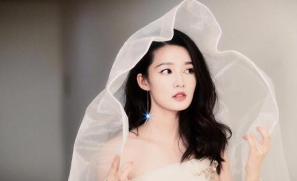 唐艺昕张若昀大婚，走红的却是伴娘李沁，犹如仙女下凡