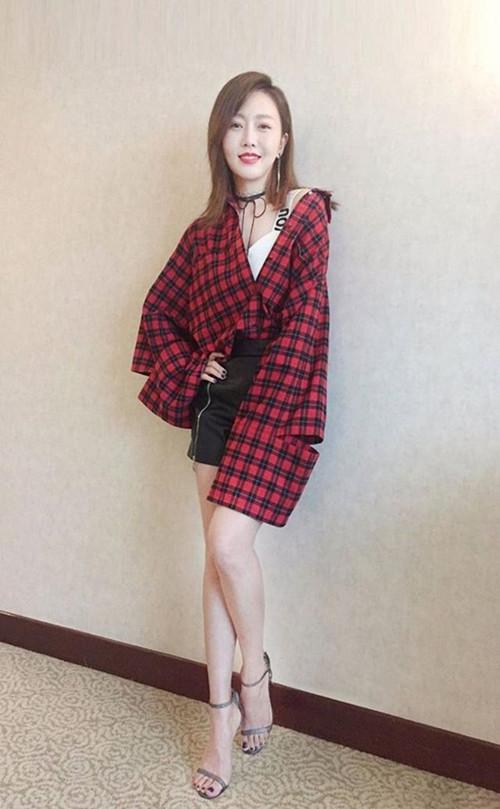 潘长江和女儿同框，穿红色的抹胸裙靓丽迷人，自带高雅气质