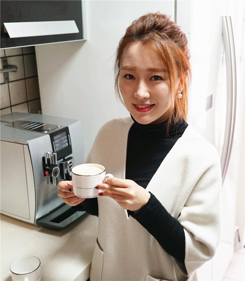 潘长江和女儿同框，穿红色的抹胸裙靓丽迷人，自带高雅气质