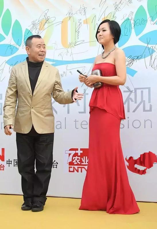 潘长江和女儿同框，穿红色的抹胸裙靓丽迷人，自带高雅气质