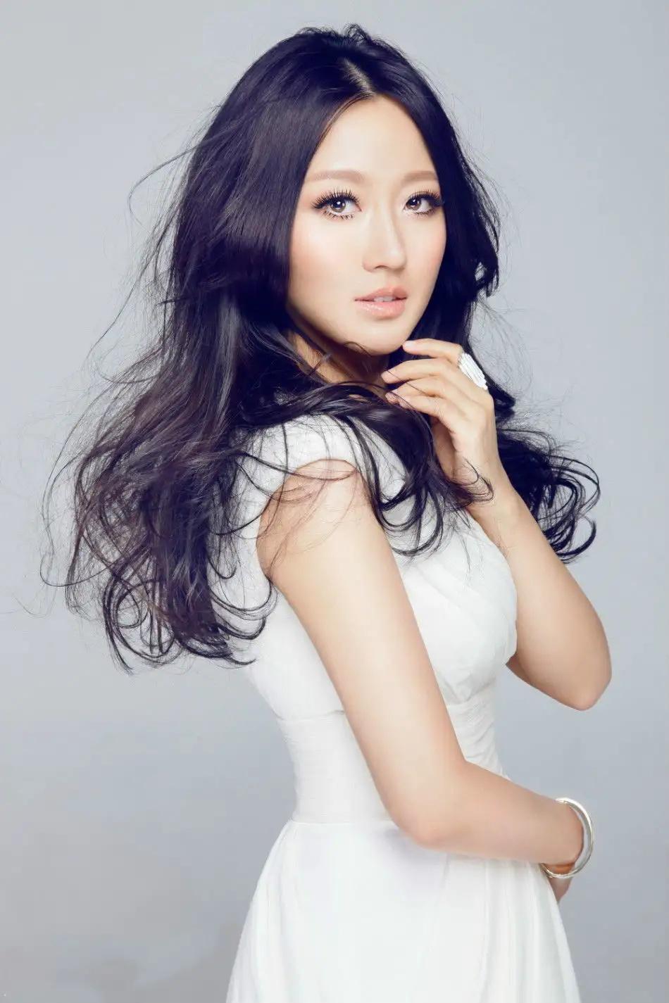 潘长江和女儿同框，穿红色的抹胸裙靓丽迷人，自带高雅气质
