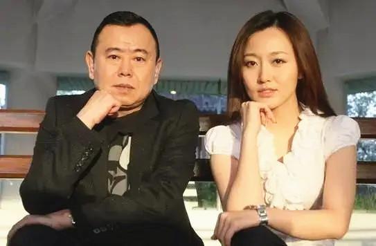 潘长江和女儿同框，穿红色的抹胸裙靓丽迷人，自带高雅气质
