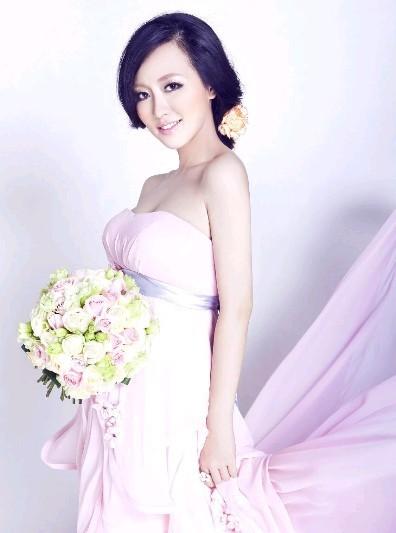 潘长江和女儿同框，穿红色的抹胸裙靓丽迷人，自带高雅气质