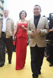 ​潘长江和女儿同框，穿红色的抹胸裙靓丽迷人，自带高雅气质