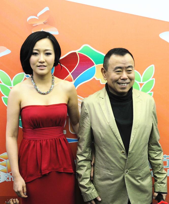 潘长江和女儿同框，穿红色的抹胸裙靓丽迷人，自带高雅气质
